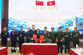Đoàn đại biểu Bộ đội Biên phòng 4 tỉnh: Điện Biên, Lai Châu, Tuyên Quang, Lào Cai (Việt Nam) và Đoàn đại biểu Tổng Trạm kiểm tra Biên phòng xuất, nhập cảnh Vân Nam (Trung Quốc) trao biên bản ghi nhớ hội đàm. (Ảnh: TTXVN phát)