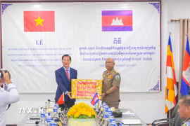 Phó Chủ tịch Ủy ban Nhân dân tỉnh An Giang Lê Văn Phước, Trưởng Ban Chuyên trách tỉnh tặng quà cho Ban Chuyên trách tỉnh Kampong Speu. (Ảnh: TTXVN phát)