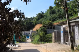 Nhiều khu vực dân cư tại phường Yên Bái, tỉnh Lào Cai nằm trong vùng có nguy cơ sạt lở. (Ảnh: Tuấn Anh/TTXVN)