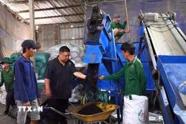 Hợp tác xã Dịch vụ nông nghiệp Hòa Long (xã Hòa Long, tỉnh Đồng Tháp) sản xuất phân hữu cơ từ rơm mục. (Ảnh: Nhựt An/TTXVN)