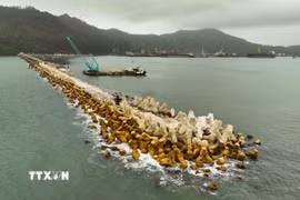 Dự án đê chắn sóng cảng Chân Mây giai đoạn 2 ở Khu kinh tế Chân Mây-Lăng Cô. (Ảnh: Vũ Sinh/TTXVN)