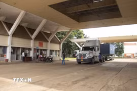 Phương tiện vận tải hàng hóa làm thủ tục qua khu vực kiểm soát cửa khẩu quốc tế Xa Mát. (Ảnh: Bùi Giang/TTXVN)