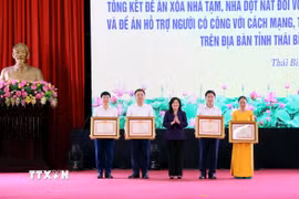 Trao Bằng khen của Thủ tướng Chính phủ cho các tập thể, cá nhân có thành tích xuất sắc trong phong trào thi đua “Cả nước chung tay xóa nhà tạm, nhà dột nát trong năm 2025”. (Ảnh: Thế Duyệt/TTXVN)