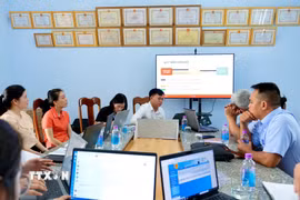 Tập huấn công tác chuyển đổi số nhằm nâng cao kỹ năng số và giải quyết thành thạo công tác số cho cán bộ, công viên chức xã Diên Lạc, tỉnh Khánh Hòa. (Ảnh: Phan Sáu/TTXVN)