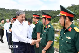 Tổng Bí thư Tô Lâm với cán bộ chiến sỹ làm nhiệm vụ tại đặc khu Thổ Châu, tỉnh An Giang. (Ảnh: Văn Sĩ/TTXVN)