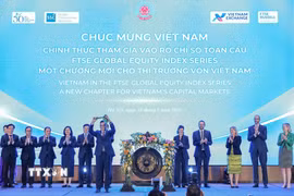 Bộ trưởng Tài chính Ngô Văn Tuấn thực hiện nghi thức đánh cồng, đánh dấu việc thị trường chứng khoán Việt Nam chính thức tham gia vào chỉ số thị trường mới nổi của FTSE GEIS (FTSE Global Equity Index Series). (Ảnh: Lê Đông/TTXVN)