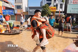 Đoàn cứu hộ Quân khu 1 đưa người cao tuổi ra khỏi khu vực bị ngập lũ ở phường Phan Đình Phùng, tỉnh Thái Nguyên. (Ảnh: Minh Quyết/ TTXVN)