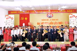 Ông Trần Lưu Quang, Bí thư Trung ương Đảng, Trưởng Ban Chính sách, chiến lược Trung ương chúc mừng Ban chấp hành Đảng bộ xã Vĩnh Hải ra mắt Đại hội. (Ảnh: Công Thử/TTXVN)