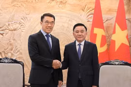 Thường trực Ban Bí thư Trần Cẩm Tú tiếp Quyền Trưởng Ban Đối ngoại Trung ương Đảng Nhân dân Cách mạng Lào Bounleua Phandanouvong. (Ảnh: An Đăng/TTXVN)