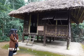 Di tích lán Khuôn Tát, nơi Chủ tịch Hồ Chí Minh sống và làm việc tại An toàn khu Định Hóa (Thái Nguyên) trong cuộc kháng chiến chống Pháp giai đoạn 1947- 1954. (Ảnh: Hoàng Nguyên/TTXVN)