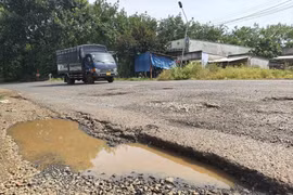 Đường ĐT.759 tại đoạn thuộc thôn 2, xã Đa Kia bị xuống cấp với nhiều “ổ gà”, “ổ voi”. (Ảnh: K GỬIH/TTXVN)