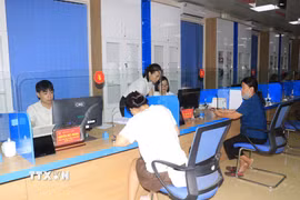 Người dân đến làm thủ tục hành chính tại phường Yên Bái. (Ảnh: Đinh Thùy/TTXVN)