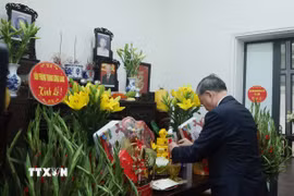 Tổng Bí thư Tô Lâm thắp hương tưởng niệm Tổng Bí thư Nguyễn Phú Trọng. (Ảnh: Thống Nhất/TTXVN)