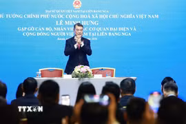 Thủ tướng Lê Minh Hưng gặp cán bộ, nhân viên các cơ quan đại diện và cộng đồng người Việt Nam tại Liên bang Nga. (Ảnh: Dương Giang/TTXVN)