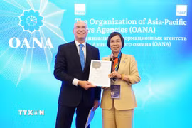 Ngày 21/9/2026, tại Moskva, trong khuôn khổ Lễ kỷ niệm 65 năm Tổ chức các Hãng thông tấn châu Á- Thái Bình Dương (OANA) diễn ra Lễ trao giải Cuộc thi sản phẩm báo chí xuất sắc của OANA năm 2026. Thông tấn xã Việt Nam đã giành giải Nhì hạng mục "Bài viết xuất sắc" với tác phẩm longform “Văn hóa là động lực chính thúc đẩy sự phát triển của Hà Nội hàng thế kỷ qua”. Trong ảnh: Tổng Giám đốc Vũ Việt Trang đại diện TTXVN nhận giải Nhì Cuộc thi sản phẩm báo chí xuất sắc của OANA năm 2026 từ Tổng giám đốc Hãng thông tấn TASS của Nga, Chủ tịch đương nhiệm OANA, ông Andrey Kondrashov. (Ảnh: Tâm Hằng/TTXVN)