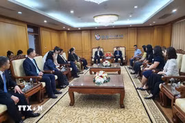 Hội Nhà báo Việt Nam và đoàn công tác tỉnh Vân Nam (Trung Quốc) chia sẻ thông tin nhằm thúc đẩy hợp tác báo chí, truyền thông. (Ảnh: Nguyễn Trọng Lịch/TTXVN)