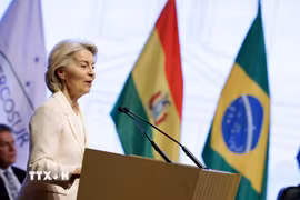 Ngày 17/1/2026 (giờ địa phương), tại Paraguay, Liên minh châu Âu (EU) và khối Thị trường chung Nam Mỹ (Mercosur) đã chính thức ký kết Hiệp định Đối tác và Hiệp định Thương mại Tạm thời, đánh dấu cột mốc lịch sử trong quan hệ giữa hai khu vực sau hơn 20 năm đàm phán. Trong ảnh: Chủ tịch Ủy ban châu Âu Ursula von der Leyen phát biểu sau lễ ký. (Ảnh: TTXVN phát)