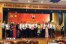 Đồng chí Ngô Văn Cương, Phó Bí thư Đảng ủy Mặt trận Tổ quốc, các đoàn thể Trung ương trao Quyết định Chỉ định và tặng hoa chúc mừng Ban Chấp hành Đảng bộ Trung ương Hội Nông dân Việt Nam ra mắt Đại hội. (Ảnh: Ngọc Bích/TTXVN)