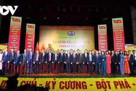 Phó Thủ tướng Mai Văn Chính chụp ảnh lưu niệm cùng các đại biểu tại Đại hội đại biểu Đảng bộ Đài Tiếng nói Việt Nam lần thứ 27, nhiệm kỳ 2025-2030. (Nguồn: VOV)