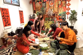 Gói bánh chưng trong không gian đậm sắc truyền thống Tết cổ truyền tại bang Virginia (Mỹ). (Ảnh: Ngọc Quang/TTXVN)