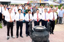 Đại biểu dâng hương tại Tượng đài Đốc binh Lê Cẩn-Nguyễn Giao. (Ảnh: Lê Thúy Hằng/TTXVN)