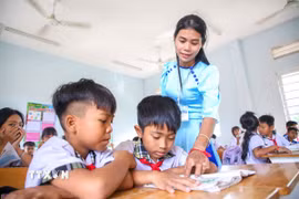 Cô giáo Thạch Thị Phắt Cà Đi tận tình hướng dẫn học sinh trong tiết học tiếng Khmer tại Trường Tiểu học Hòa Đông, xã Phước Vinh. (Ảnh: Giang Phương/TTXVN)
