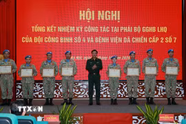 Thượng tướng Nguyễn Trường Thắng, Thứ trưởng Bộ Quốc phòng trao Bằng khen của Bộ trưởng Bộ Quốc phòng cho các tập thể, cá nhân Đội công binh số 4 và Bệnh viện dã chiến cấp 2 số 7. (Ảnh: Trọng Đức/TTXVN)
