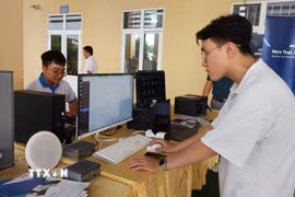 Sinh viên trường cao đẳng Cà Mau thực hành trên các thiết bị hiện đại. (Ảnh: TTXVN phát)
