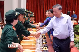 Tổng Bí thư, Chủ tịch nước Tô Lâm với đại biểu Đại đội Nữ lái xe Trường Sơn. (Ảnh: Văn Điệp/TTXVN)