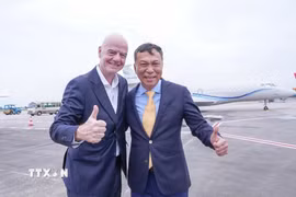 Chủ tịch Liên đoàn bóng đá Việt Nam (VFF) Trần Quốc Tuấn đón Chủ tịch FIFA Gianni Infantino tại sân bay quốc tế Nội Bài (Hà Nội). (Ảnh: VFF/TTXVN phát)