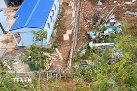 Khu đất tiềm ẩn nguy cơ sạt lở giáp khu công nghiệp Lộc Sơn-Phú Hội (phường B’Lao, tỉnh Lâm Đồng). (Ảnh: TTXVN phát)