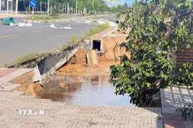Điểm sạt lở kè Thường Thới Tiền (thuộc xã Thường Phước, tỉnh Đồng Tháp), chiều 16/10/2025. (Ảnh: TTXVN phát)