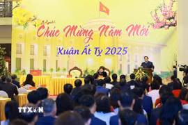 Thủ tướng Phạm Minh Chính chúc mừng năm mới Ất Tỵ ngành ngân hàng. (Ảnh: Dương Giang/TTXVN)