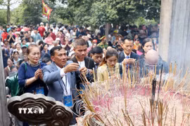 Chủ nhiệm Ủy ban Nhà nước về người Việt Nam ở nước ngoài Nguyễn Trung Kiên cùng kiều bào dâng hương tưởng niệm các Vua Hùng tại đền Thượng. (Ảnh: Tạ Toàn/TTXVN)