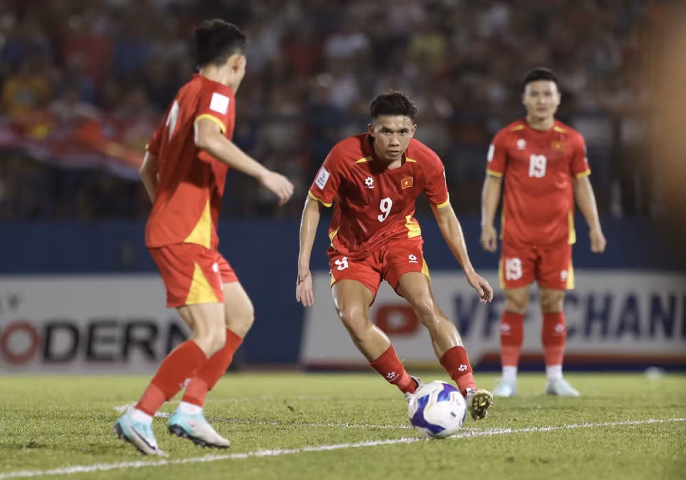 Võ Hoàng Minh Khoa (số 9) được triệu tập bổ sung thay vị trí của Quang Hải. (Ảnh: VFF)