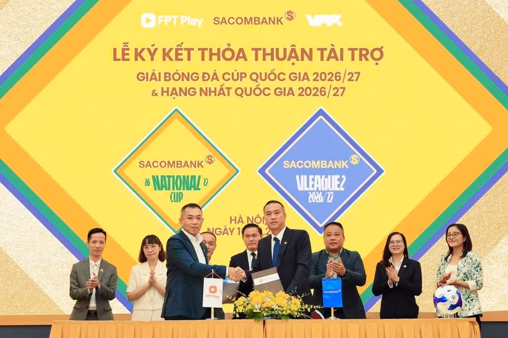 Ông Nguyễn Xuân Vũ, đại diện SACOMBANK và ông Phạm Thanh Tuấn, đại diện FPT Telecom thực hiện nghi thức ký kết tài trợ Giải bóng đá Cúp Quốc gia 2026/27. (Ảnh: VPF)