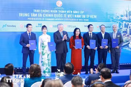 Phó Thủ tướng Thường trực Nguyễn Hòa Bình trao chứng nhận thành viên sáng lập cho các đơn vị, doanh nghiệp. (Ảnh: Dương Giang/TTXVN)