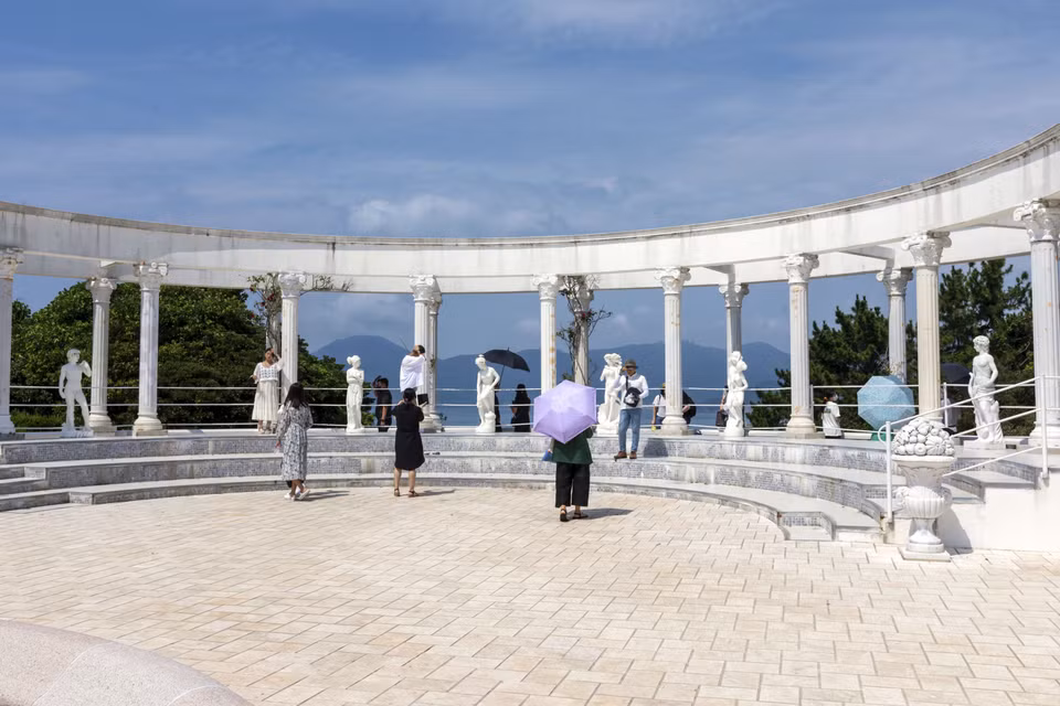 Cách đảo Geoje khoảng 4km với 20 phút đi tàu từ cảng Gujora, Oedo-Botania nằm trong Vườn quốc gia Hàng hải Hallyeo (Hàn Quốc) có tầm nhìn tuyệt đẹp ra vùng biển có nước xanh như pha lê. (Ảnh: Anh Nguyên/TTXVN)
