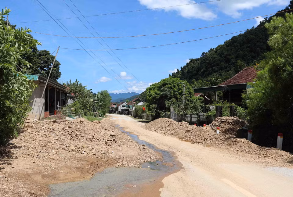 Lượng lớn đất đá từ khe suối đổ ra mặt đường Quốc lộ 48C, đoạn qua xã Yên Na, huyện Tương Dương, tỉnh Nghệ An, sau mưa lớn. (Ảnh: Xuân Tiến/TTXVN)