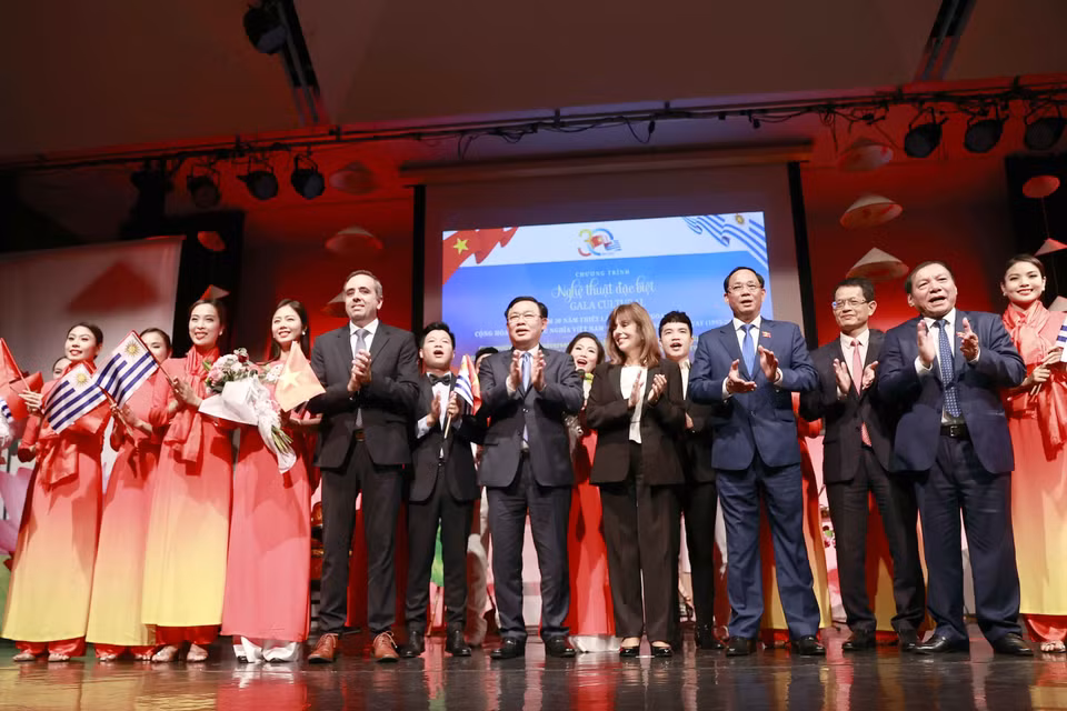 Chủ tịch Quốc hội Vương Đình Huệ với các nghệ sỹ tại chương trình. (Ảnh: Doãn Tấn/TTXVN)