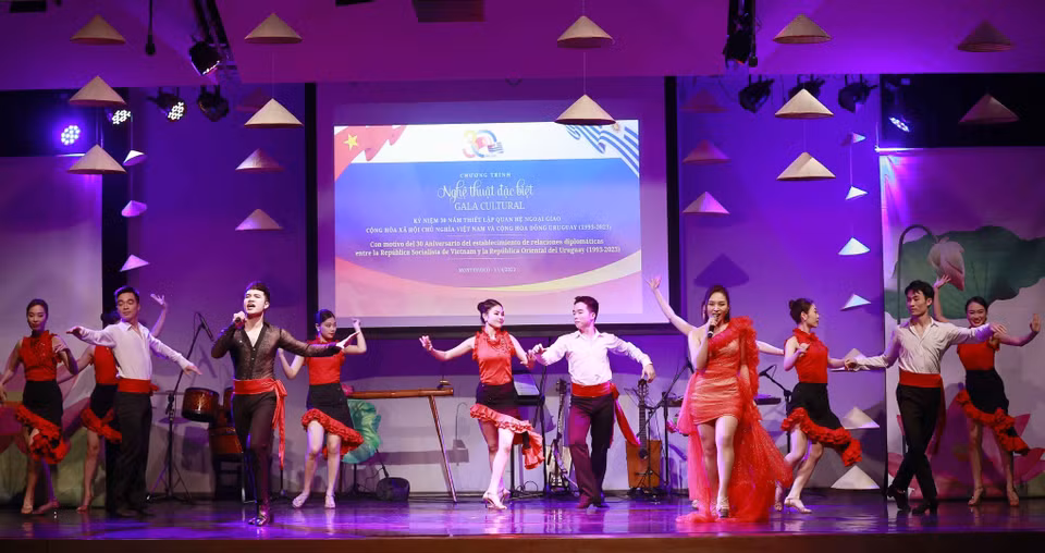 Một tiết mục biểu diễn tại Chương trình nghệ thuật kỷ niệm 30 năm thiết lập quan hệ ngoại giao Việt Nam-Uruguay (1993-2023). (Ảnh: Doãn Tấn/TTXVN) 