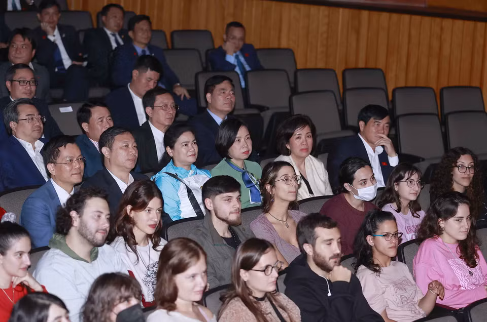 Các đại biểu Việt Nam và Uruguay dự chương trình. (Ảnh: Doãn Tấn/TTXVN)