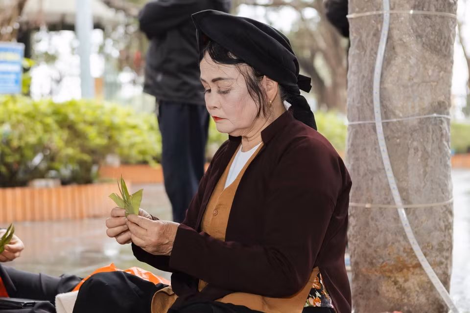 Nghệ nhân Quan họ Nguyễn Thị Sang trình diễn têm trầu cánh phượng. (Ảnh: Đoàn Công Vũ/TTXVN phát)