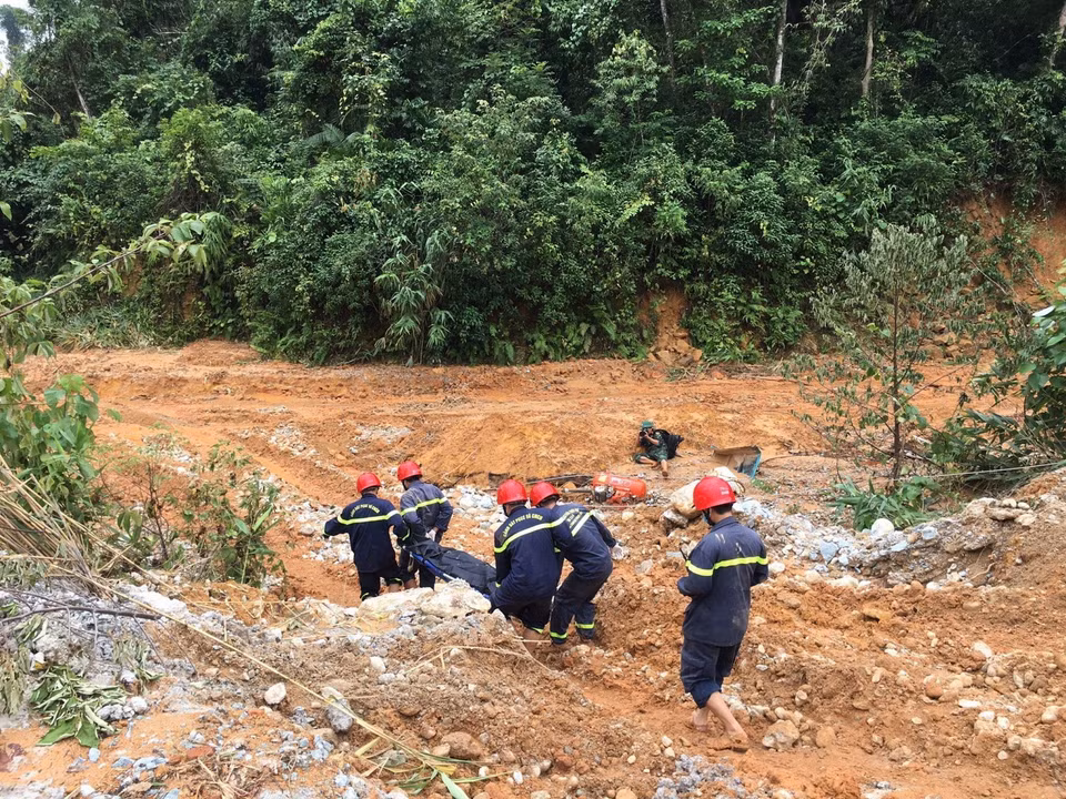 Chuyển thi thể công nhân về Bệnh viện Trung ương Huế để bảo quản, chờ người thân đến làm thủ tục nhận diện. (Ảnh: Đỗ Trưởng/TTXVN)