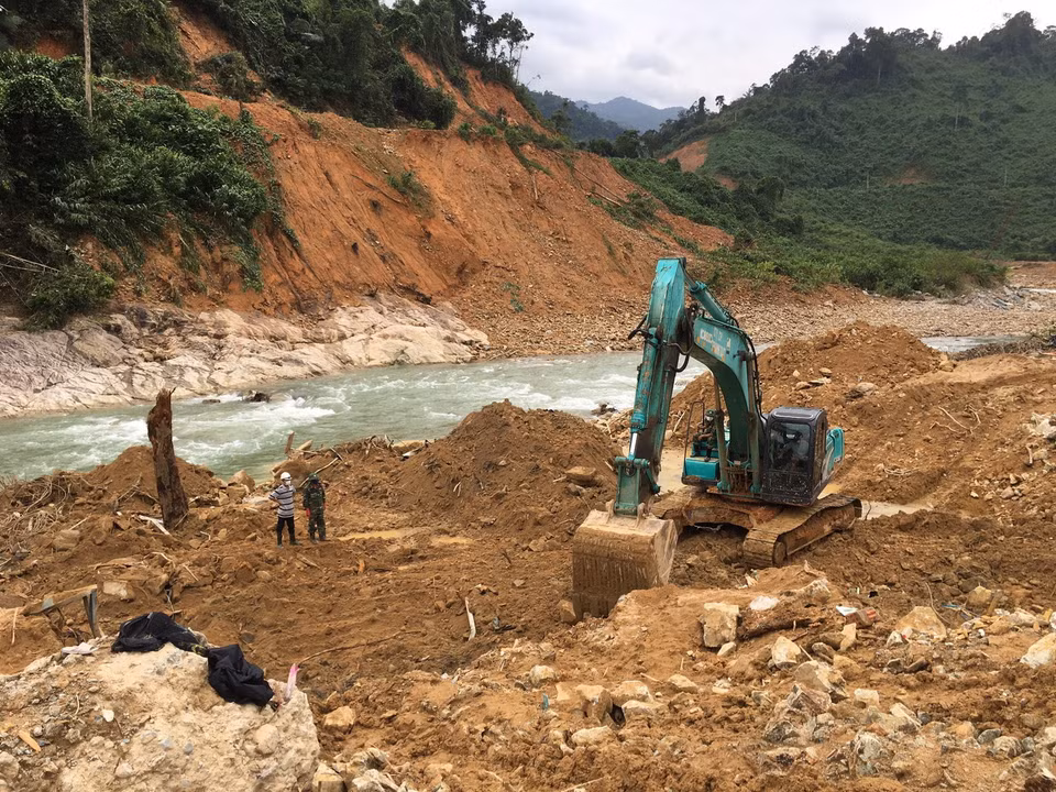 Hiện trường tìm kiếm ở thủy điện Rào Trăng 3. (Ảnh: Đỗ Trưởng/TTXVN)