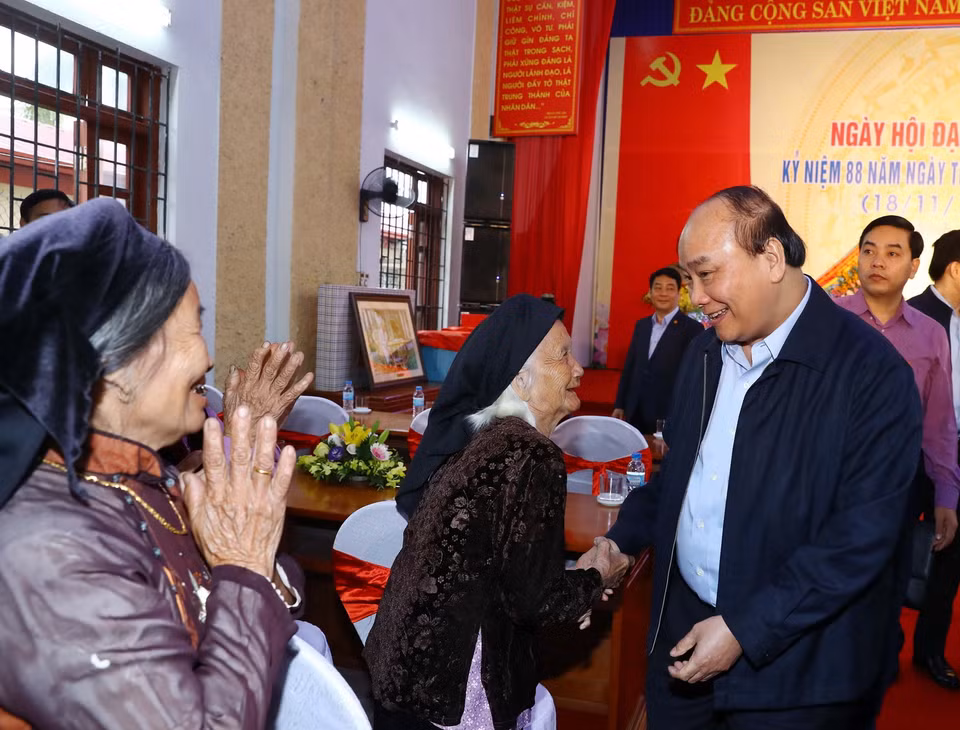 Thủ tướng Nguyễn Xuân Phúc với các đại biểu tham gia Ngày hội đại đoàn kết toàn dân tộc. (Ảnh: Thống Nhất/TTXVN)