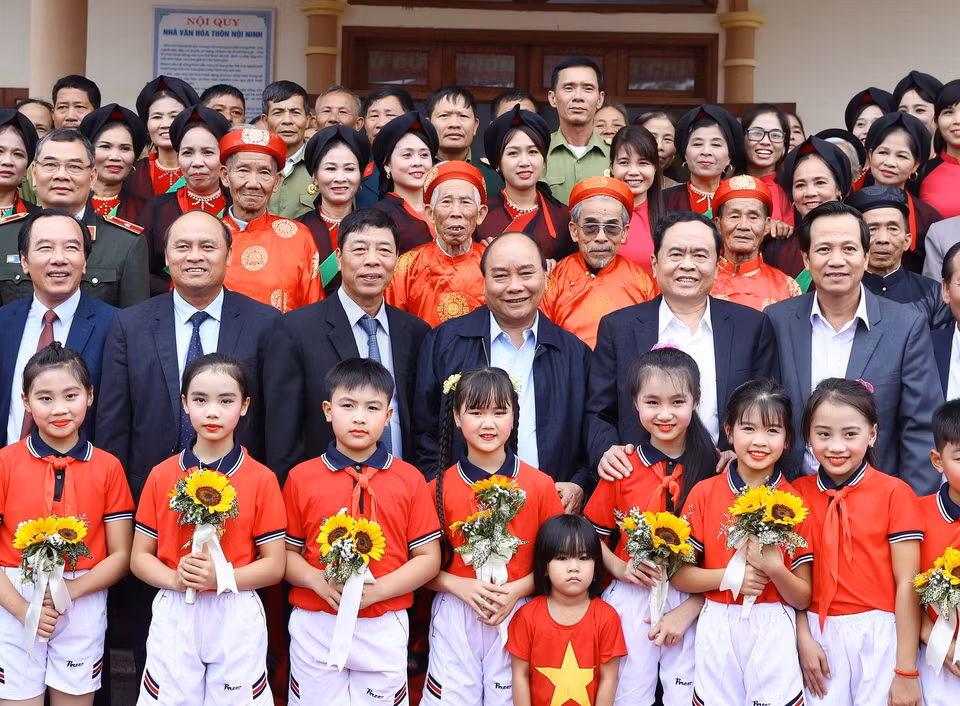Thủ tướng Nguyễn Xuân Phúc với các đại biểu tham gia Ngày hội đại đoàn kết toàn dân tộc. (Ảnh: Thống Nhất/TTXVN)