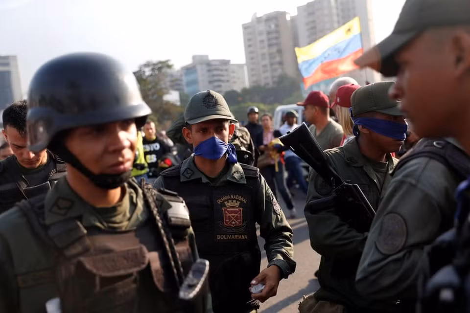 Theo trang tin The Sun, ông Guaido xuất hiện bên ngoài căn cứ La Carlota với khoảng 70 binh lính ủng hộ. (Nguồn: Guardian)