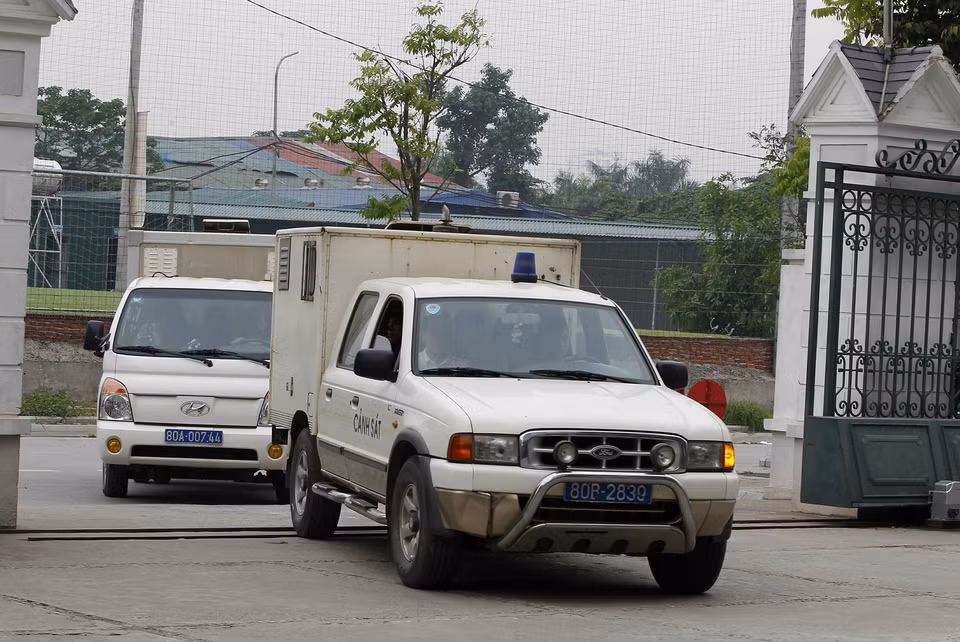Xe cảnh sát dẫn giải các bị cáo tới tòa. (Ảnh: Văn Điệp/TTXVN)