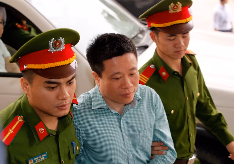 Cảnh sát dẫn giải bị cáo Hà Văn Thắm, cựu Chủ tịch Hội đồng quản trị Ngân hàng Thương mại cổ phần Đại Dương (Oceanbank) tới tòa. (Ảnh: Văn Điệp/TTXVN)